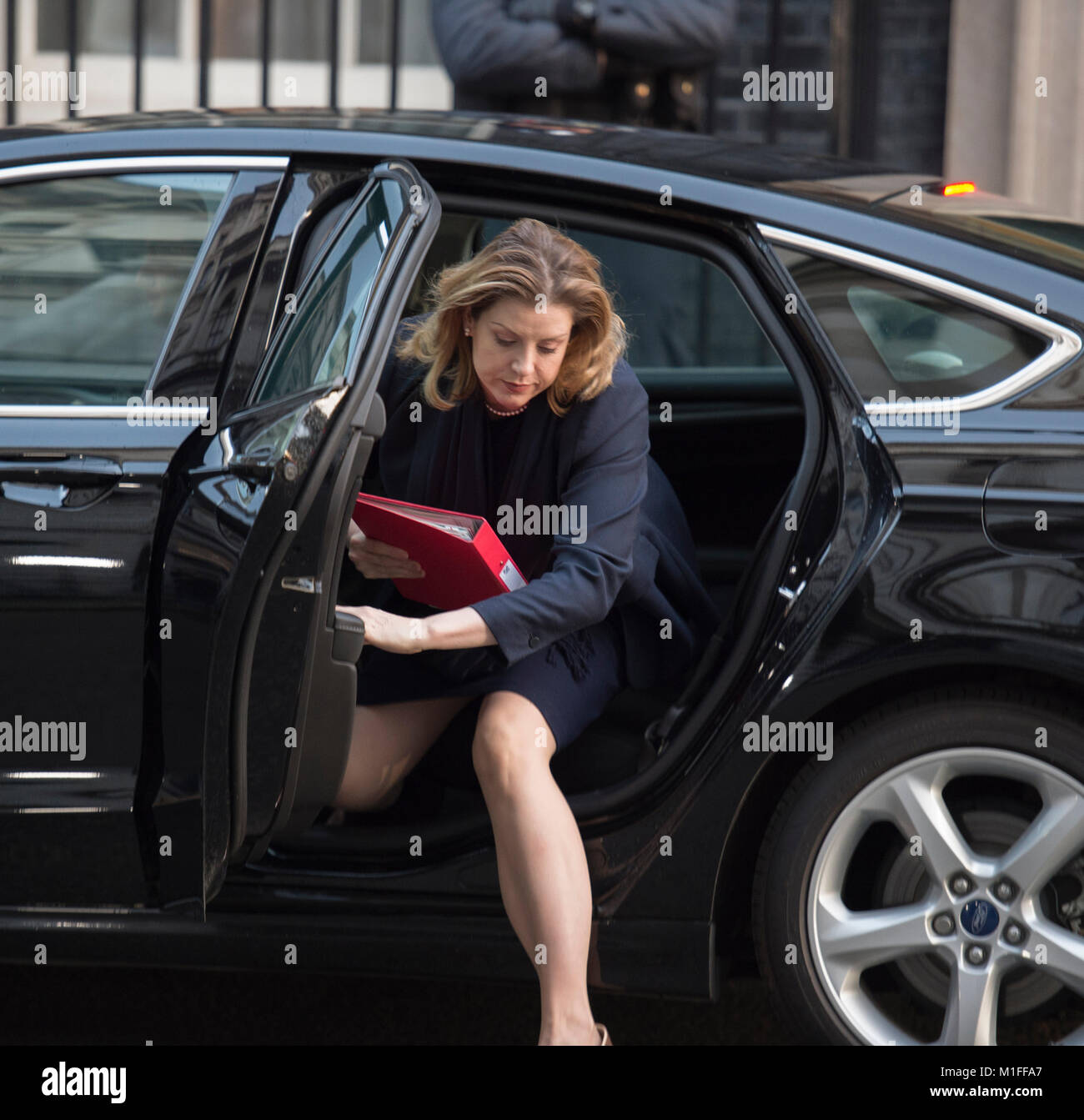 A Downing Street, Londra, Regno Unito. 30 gen 2018. Penny Mordaunt, Segretario di Stato per lo Sviluppo Internazionale, arriva per primi a Downing Street riunione del gabinetto. Credito: Malcolm Park/Alamy Live News. Foto Stock