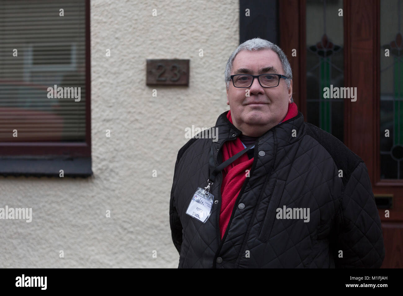 Newport, Galles del Sud. 30 gen, 2018. Lo storico locale Pietro forte, presso lo scoprimento di una lapide segna la casa decorata della prima guerra mondiale infermiera Annie Brewer a 23, West Street, Baneswell, Newport. Per commemorare i 100 anni dalla fine della guerra. Credito: Tony Lenan/Alamy Live News Foto Stock