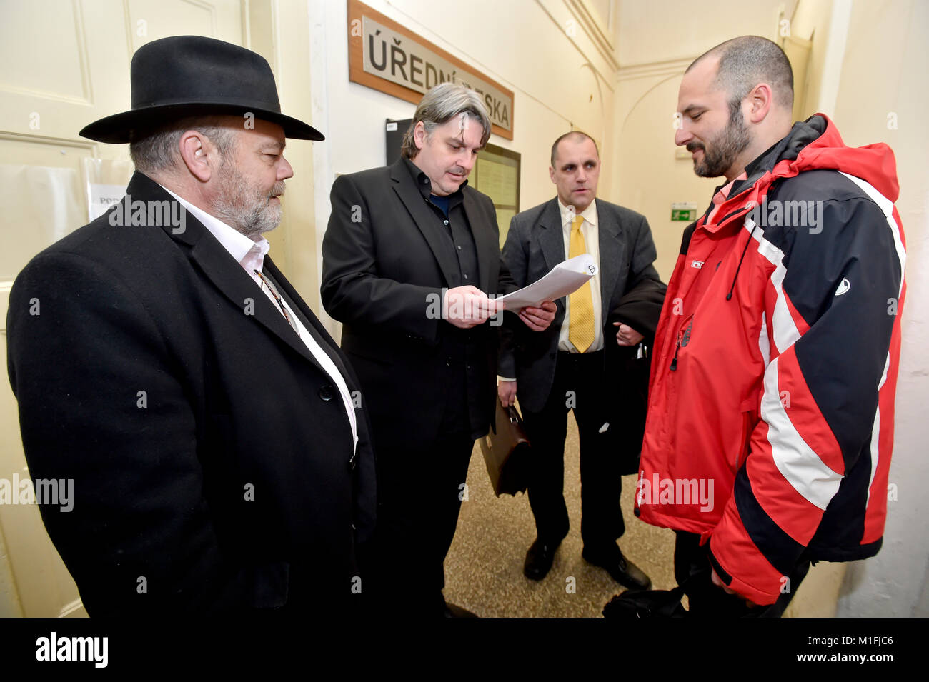 Praga, Repubblica Ceca. 30 gen, 2018. Rapito cechi L-R Jan Svarc, Pavel Kofron, Miroslav Dobes e Adam Homsi attendere all udienza in tribunale a Praga Repubblica Ceca, Martedì, 30 gennaio 2018. I cechi che erano stati rapiti in Libano nel 2015 non hanno diritto a un indennizzo del valore di 40 milioni di corone, come un giudice ha respinto oggi la loro denuncia circa lo stato di fallimento per prevenire la sottrazione e ha detto che non ha trovato alcun errore da parte di organismi statali. Il verdetto non è definitiva e può essere oggetto di ricorso. Credito: Vit Simanek/CTK foto/Alamy Live News Foto Stock