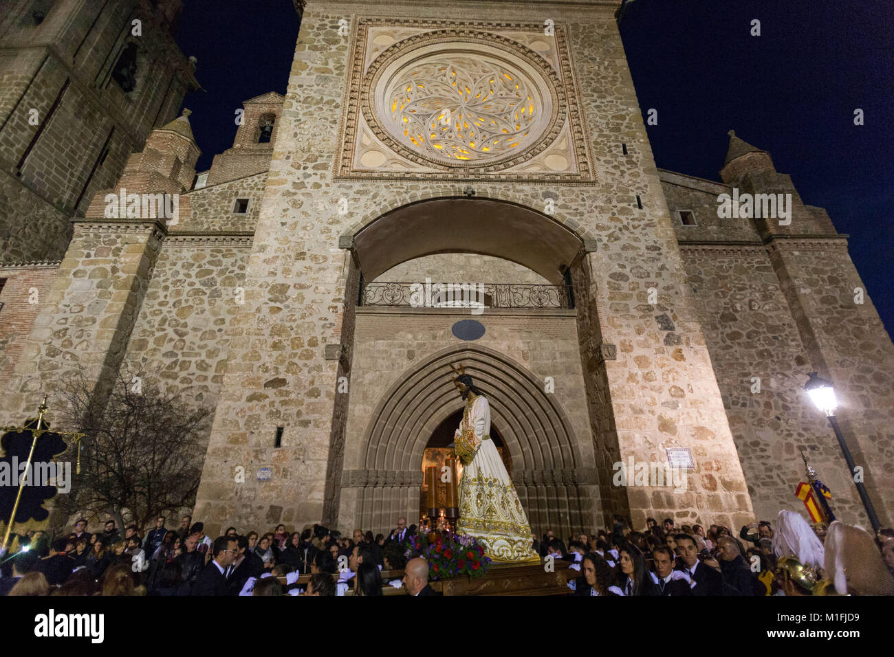 Talavera De La Reina, Toledo, Spagna. 29 gen, 2018. La Fraternità di El Cristo del Mar passa attraverso la chiesa de La Colegial durante l'evento.La processione del Cristo di Talavera, ha la particolarità di assemblaggio di undici confraternite che portano le statue di Gesù Cristo attraverso il centro della città in quanto esse segnano l'inizio delle attività della Settimana Santa. Credito: Manu Reino/SOPA/ZUMA filo/Alamy Live News Foto Stock