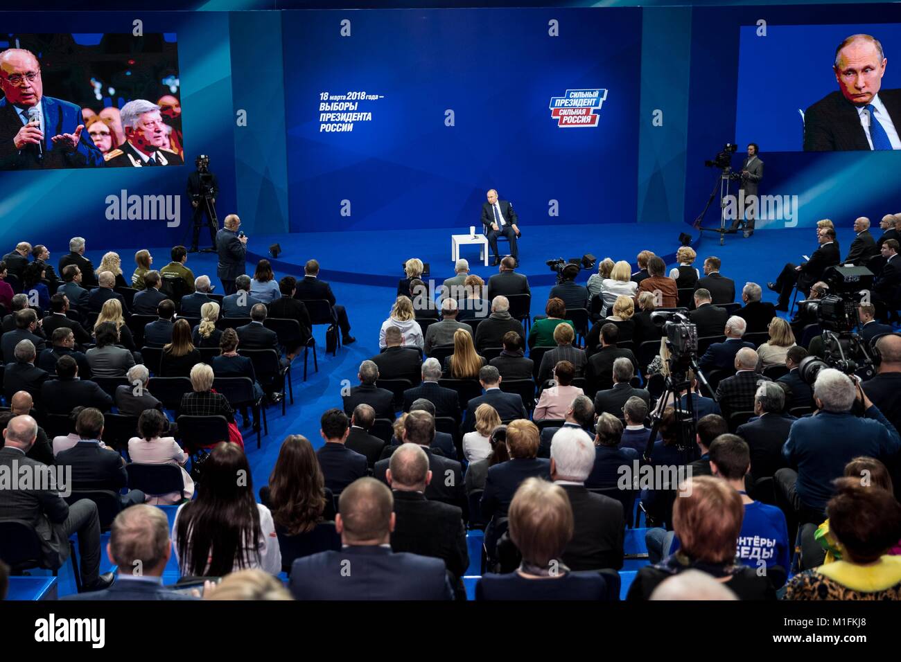 Mosca, Russia. 30 gen, 2018. Il presidente russo Vladimir Putin (C) soddisfa con i suoi rappresentanti autorizzati prima delle elezioni presidenziali nel marzo al Gostiny Dvor shopping mall a Mosca, Russia, Gennaio 30, 2018. Credito: Wu Zhuang/Xinhua/Alamy Live News Foto Stock