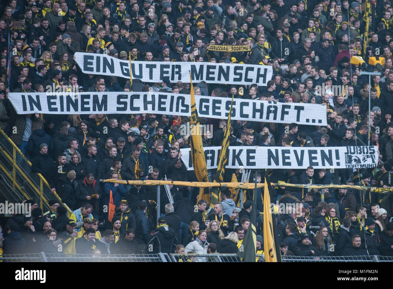 Dortmund, Deutschland. 27 gennaio, 2018. Als Dank fuer Neven SUBOTIC (nicht  im Bild) halten Dortmunder Fan Banner hoch, ' Ein guter Mensch in einem  scheiß Geschaeft, Danke Neven ', Ventilatore, ventole, Zuschauer,