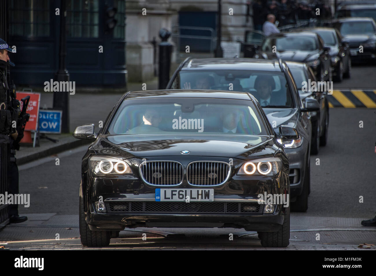 Londra, Regno Unito. Il 30 gennaio, 2018. Una coda di automobili ministeriale lasciare Downing street dopo questa mattina la riunione del gabinetto. Credito: Guy Bell/Alamy Live News Foto Stock