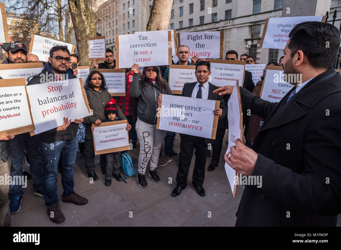 Londra, Regno Unito. Il 30 gennaio, 2018. Una chiamata di gruppo di se stessi migranti altamente qualificati UK " protesta a Whitehall circa il comportamento ogf Home office verso lunga non British esperto lavoratori oltre i loro visti. Il problema è un mix di lungo termine di ritardi nella lavorazione, l'uso improprio di teh Immigration Act 322/5, incoerenze di applicazione di regole e di diritti limitati per appello. Credito: Guy Bell/Alamy Live News Foto Stock