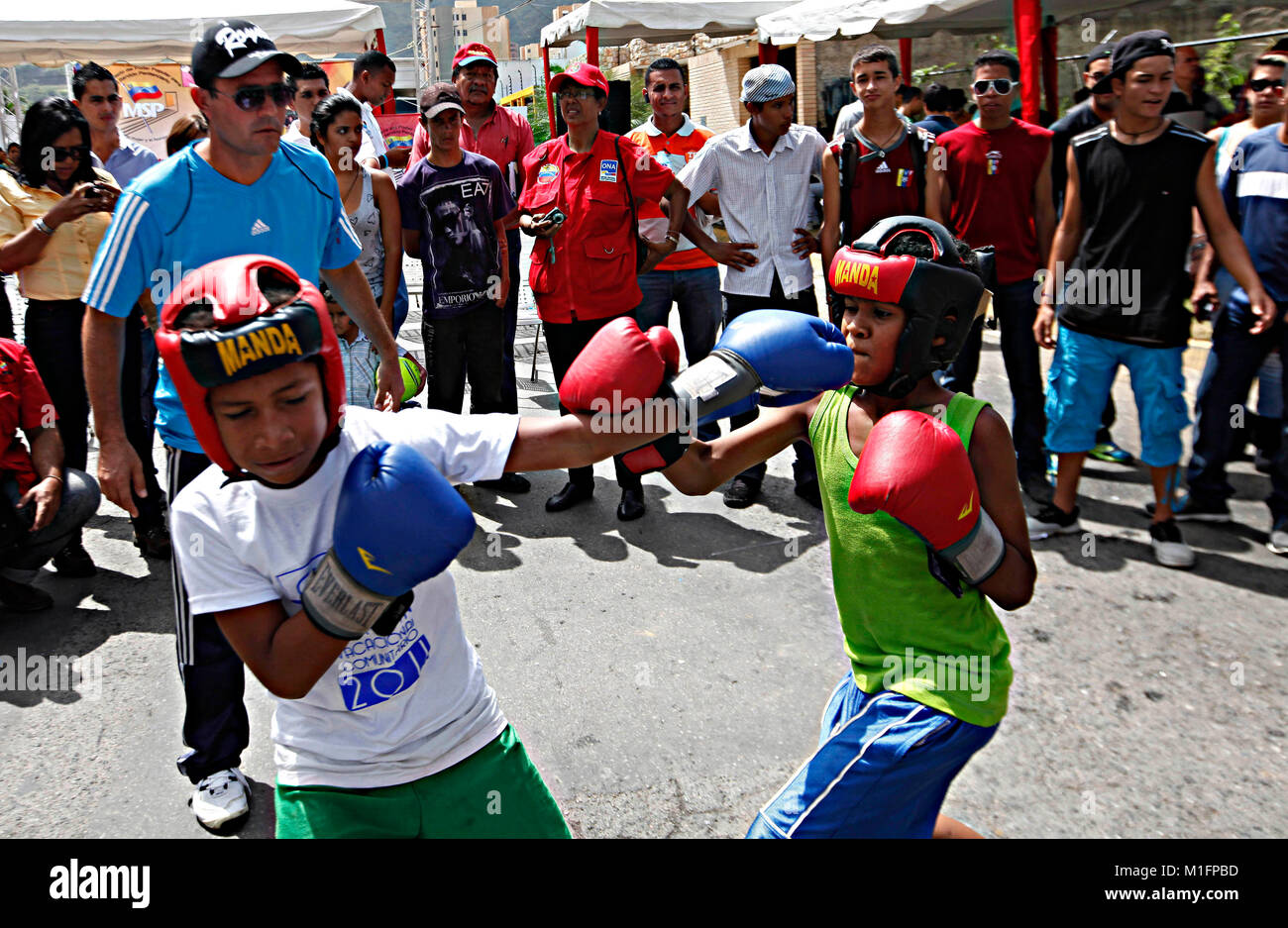 Naguanagua, Carabobo, Venezuela. Il 28 giugno, 2012. Giugno 28, 2012. I bambini da Naguanagua boxe scuola talento face off in un bout come street display, in Naguanagua, Carabobo stato, Venezuela. Foto: Juan Carlos Hernandez Credito: Juan Carlos Hernandez/ZUMA filo/Alamy Live News Foto Stock