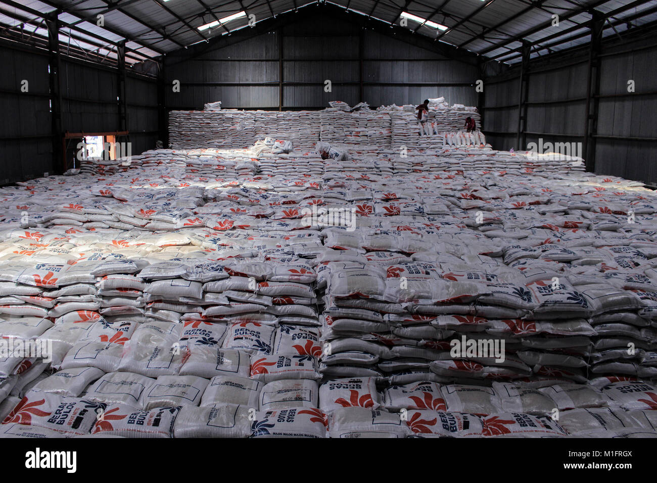Lhokseumawe, Aceh, Indonesia. 30 gen, 2018. Migliaia di pacchetti di riso visto memorizzati in corrispondenza del Bulog Lhokseumawe magazzino come essi sono in attesa di essere distribuiti alle famiglie nel bisogno. Il governo indonesiano distribuisce gratuitamente il riso per dieci milioni di famiglie beneficiarie (KPM), per un totale di dieci chilogrammi al mese a tutte le parti dell'Indonesia. Credito: Maskur ha/SOPA/ZUMA filo/Alamy Live News Foto Stock