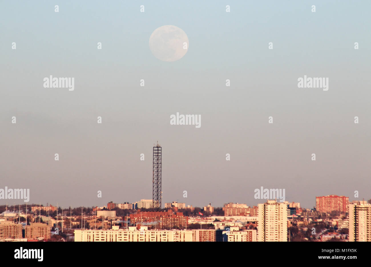 Leaside, Toronto, Canada. 30 gen, 2018. Super Blue Moon Rising oltre la torre cellulare in abitazioni residenziali in Leaside, Toronto Credito: CharlineXia/Alamy Live News Foto Stock