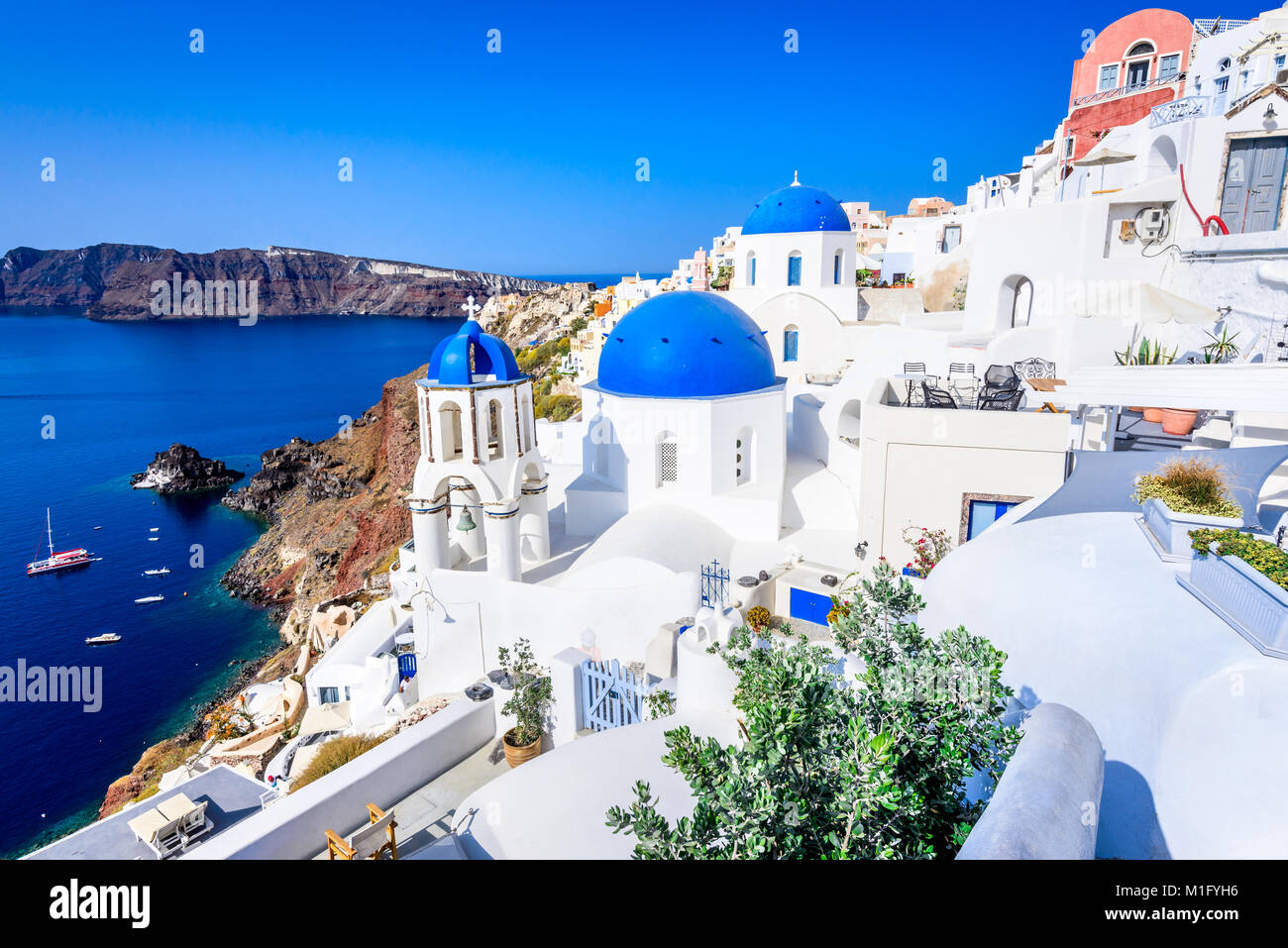 Oia - Santorini - Grecia. Famosa attrazione di bianco villaggio con strade di ciottoli, greco isole Cicladi, il Mare Egeo. Foto Stock