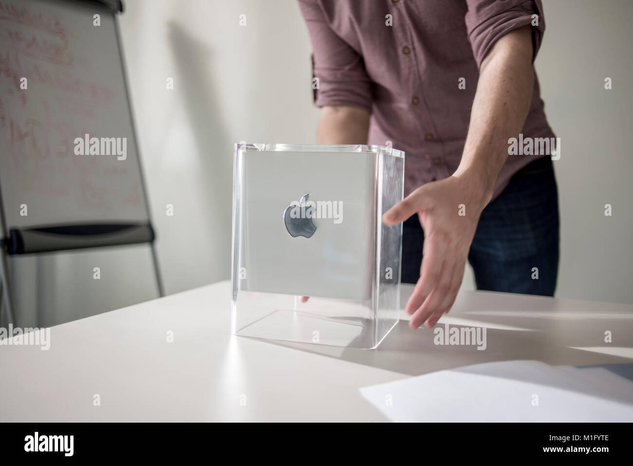 Un membro del personale mostra di Power Mac G4 Cube, data di rilascio Luglio 2000 a MacPaw ucraini dell Museo Apple a Kiev in Ucraina il 26 gennaio 2017. Sviluppatore ucraino MacPaw ha aperto Apple hardware museum presso l ufficio della società a Kiev. La collezione ha più di 70 originali modelli Macintosh datate dal 1981 al 2017. Foto Stock