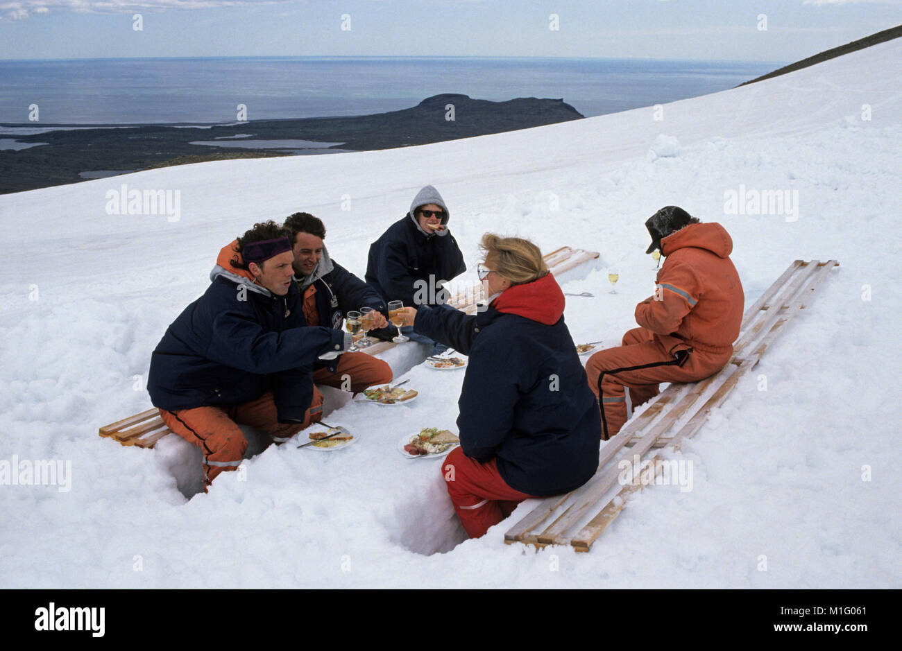 L'Islanda. Hofn. Vatnajokul sul ghiacciaio. I turisti a pranzo, cibo in ghiaccio. Foto Stock