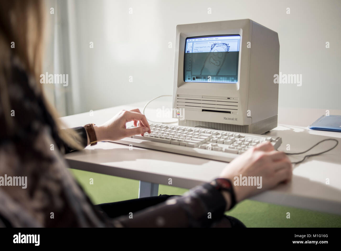 Un membro del personale mostra Macintosh SE FDHD, data di rilascio agosto 1989, a MacPaw ucraini dell Museo Apple a Kiev in Ucraina il 26 gennaio 2017. Sviluppatore ucraino MacPaw ha aperto Apple hardware museum presso l ufficio della società a Kiev. La collezione ha più di 70 originali modelli Macintosh datate dal 1981 al 2017. Foto Stock