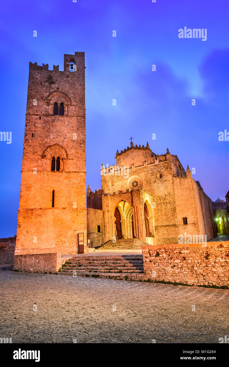 Erice, in Sicilia. Duomo dell'Assunta o Chiesa Madre chiesa principale del borgo medievale di Erix, Italia. Foto Stock