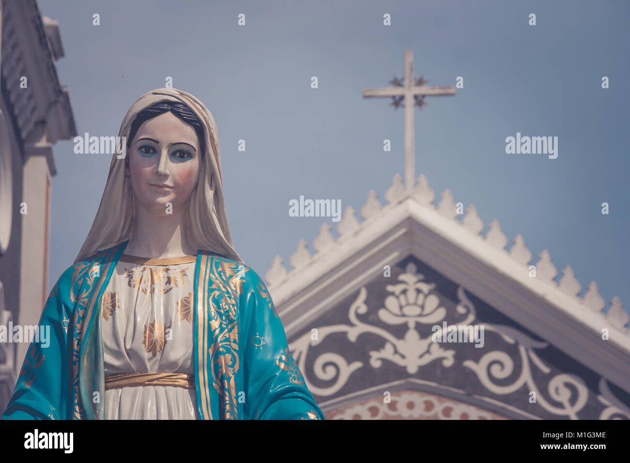 La Beata Vergine Maria statua in piedi di fronte alla Cattedrale dell Immacolata Concezione a la diocesi Cattolica Romana. Foto Stock