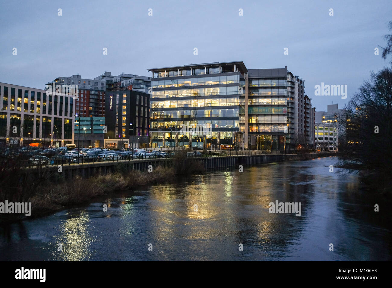 Leeds Yorkshire Regno Unito - Il nuovo Riverside quartiere con negozi ristoranti e uffici Foto Stock