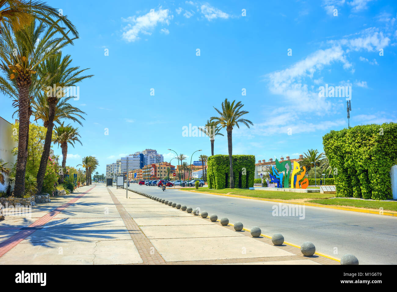 Paesaggio con street e la strada in località Empuriabrava . Costa Brava Catalogna Foto Stock
