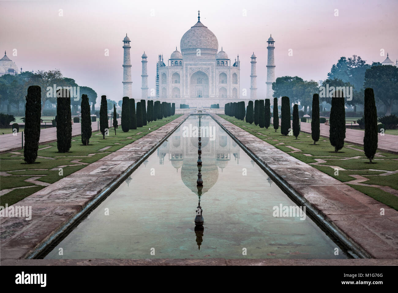 Così tante persone visitano il Taj Mahal-circa 8 milioni di euro all'anno-che il governo indiano intende istituire un tappo sul visitatori giornalieri. Foto Stock
