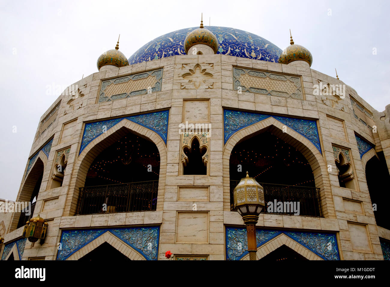 A cupola blu stile Arabo edificio con grandi finestre ad arco e ornato lampione. In Arabian Coast attrazione, Disney Sea, Tokyo. Foto Stock