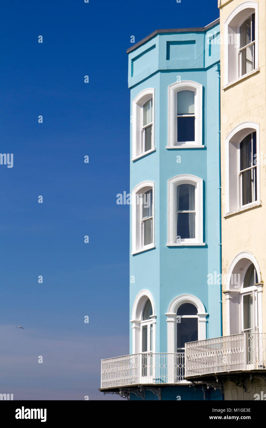 Hotel variopinto facciate contro un vibrante blu cielo in Tenby, Pembrokeshire, Wales, Regno Unito Foto Stock