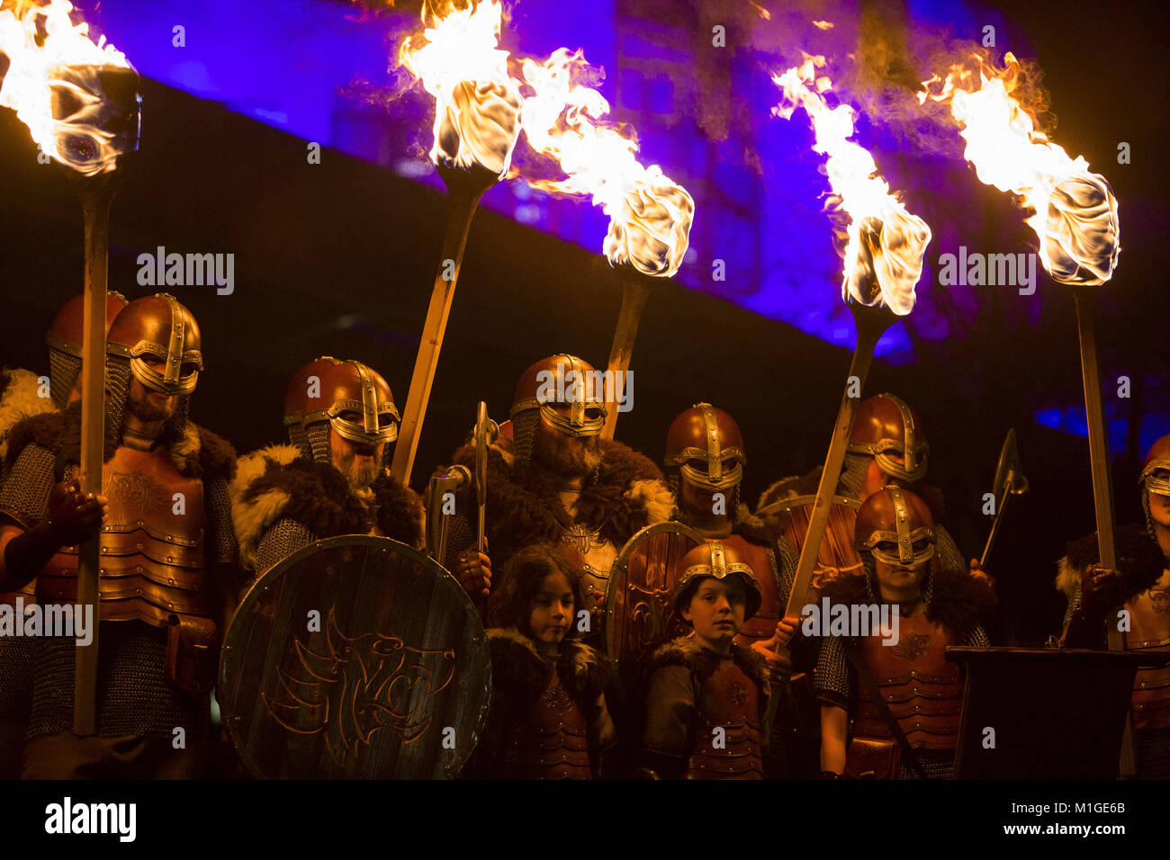 I vichinghi scendono sul capitale della Scozia Edimburgo per l annuale processione aux flambeaux per il kick off del Hogmanay celebrazioni. Dotato di: atmosfera dove: Edimburgo, Regno Unito quando: 30 Dic 2017 Credit: Duncan McGlynn/WENN Foto Stock