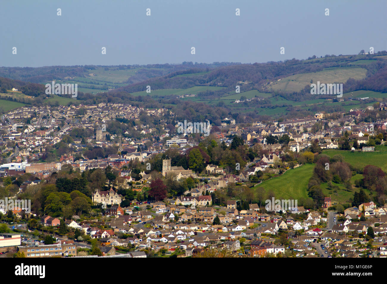 La vista su Stroud e Stroud Valli, Gloucestershire, Cotswolds, REGNO UNITO Foto Stock