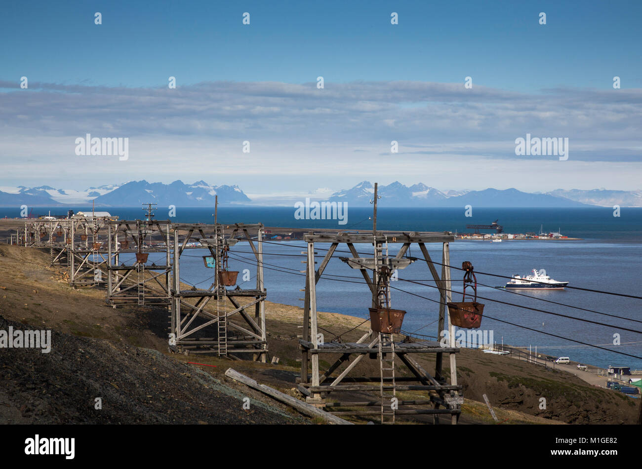 Vecchia miniera abbandonata in una città di Longyearbyen nelle regioni artiche della Norvegia Foto Stock