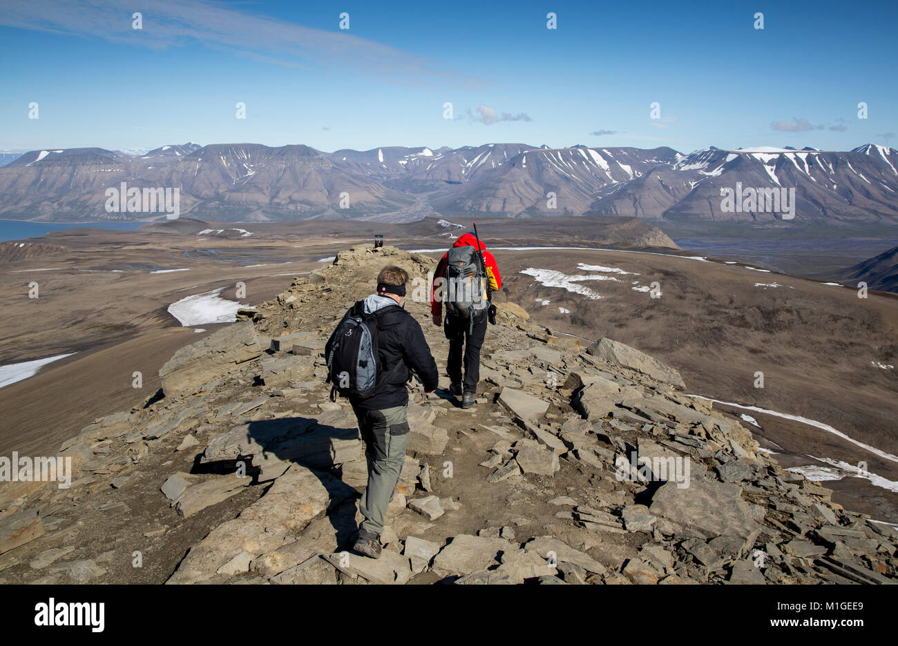 Longyearbean, Svalbard, Norvegia, Luglio 18th, 2013: escursionisti sopra le piccole città di Longyearbean Foto Stock