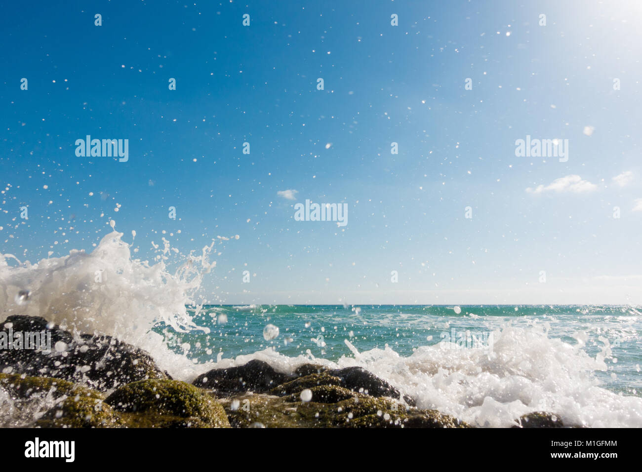 Le raffiche delle onde del mare, scoppio d'onda su roccia Foto Stock