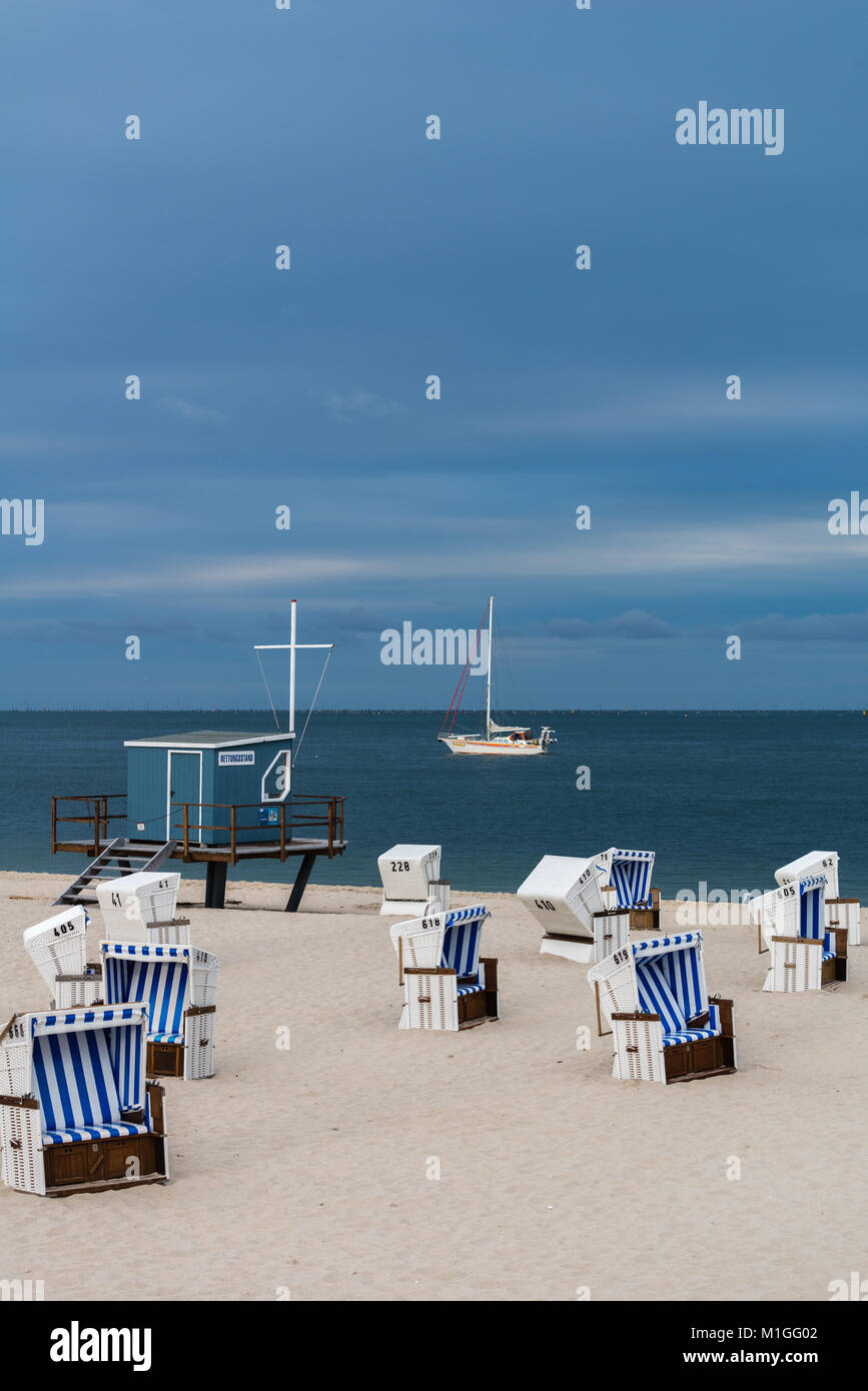 Spiaggia e sdraio in spiaggia lungo la costa del Mare del Nord a Hörnum o Hoernum sull'isola di Sylt, Frisia settentrionale, Schleswig-Holstein, Germania, Europa Foto Stock