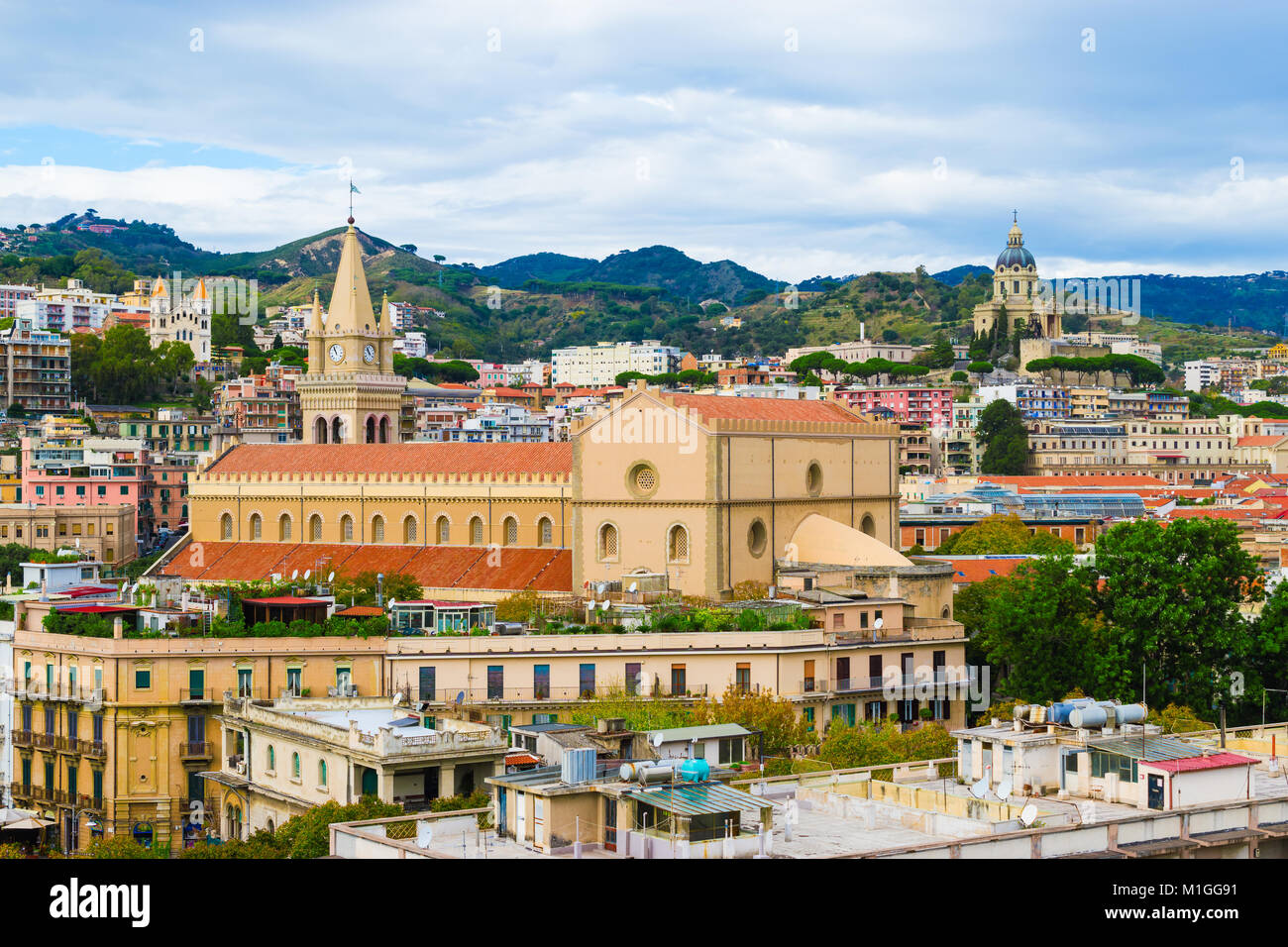 Bellissima vista della vecchia città di Messina, Sicilia. Foto Stock