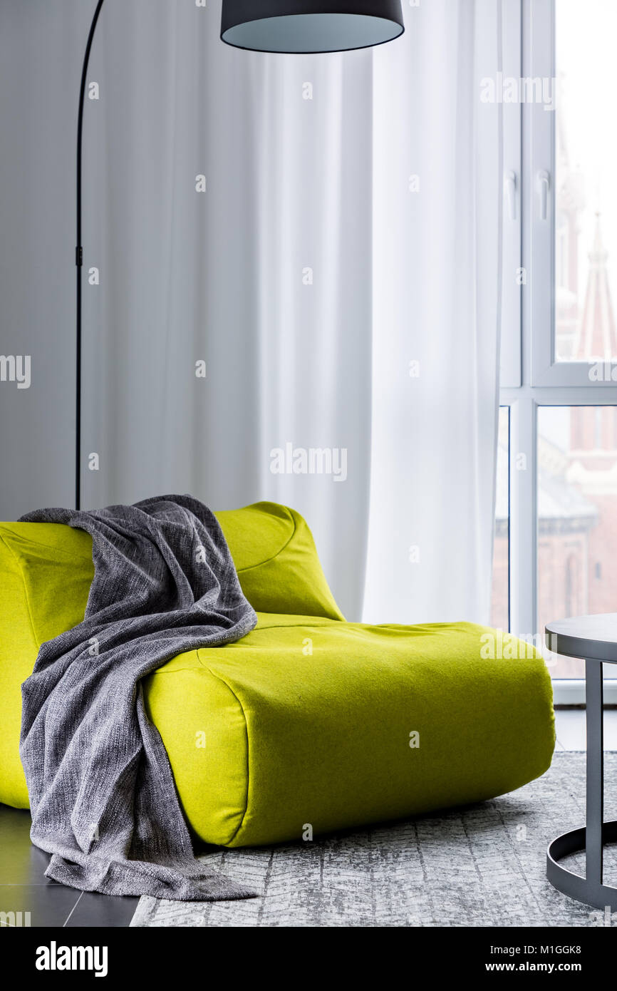 Home interno con nuovo verde bean bag divano Foto Stock