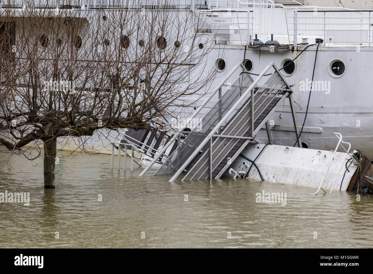 Parigi, Francia - 29 Gennaio 2018: i ristoranti fluttuanti sono seriamente danneggiati sul Fiume Senna che sono aumentate in misura significativa. Foto Stock