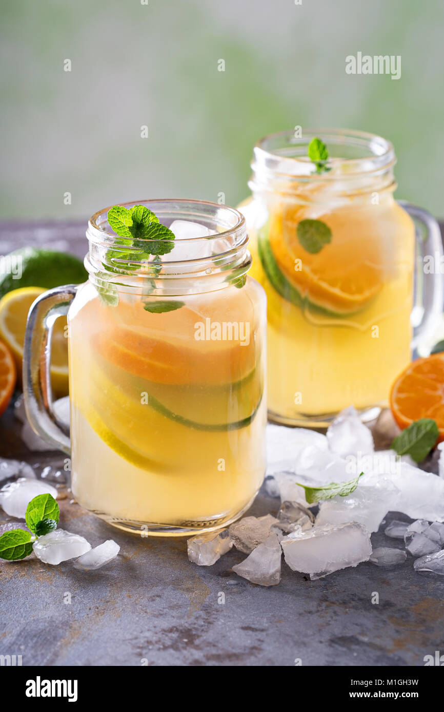 Limonata di agrumi con fette di arance e limoni e limette in vasetti di vetro Foto Stock