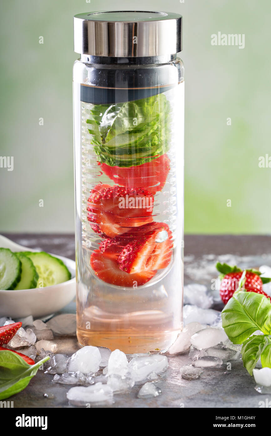 Acqua infusa con Fragola, cetriolo e basilico, rinfrescanti drink primavera ricetta Foto Stock