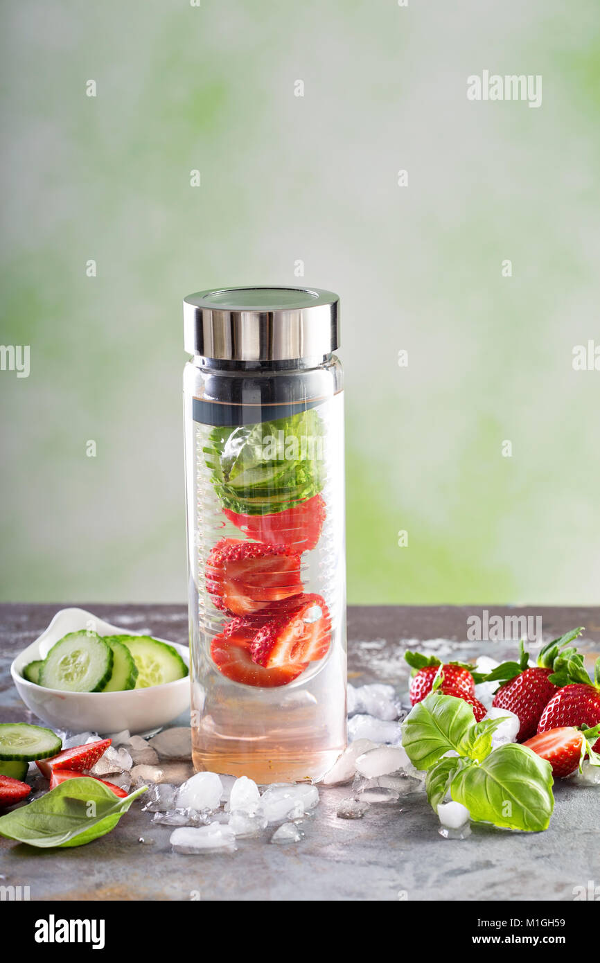 Acqua infusa con Fragola, cetriolo e basilico, rinfrescanti drink primavera ricetta Foto Stock