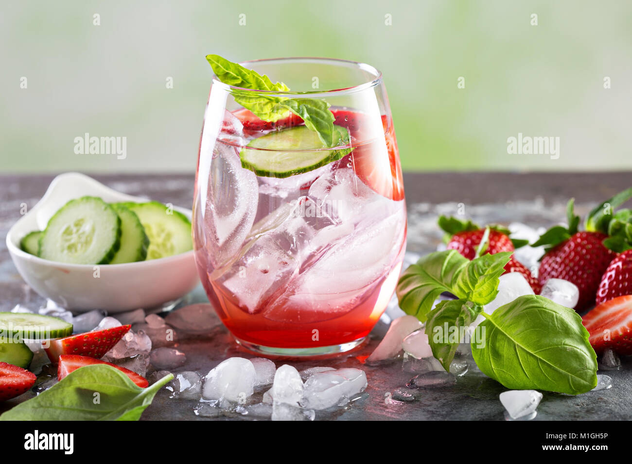 Aggiornamento della primavera o estate cocktail con Fragola, basilico e cetriolo Foto Stock