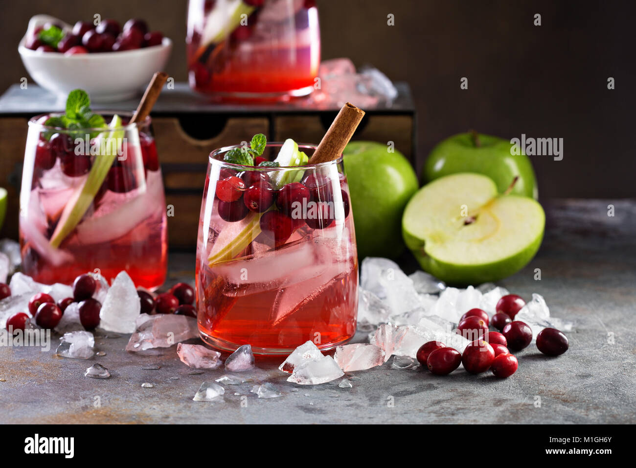 Cold Winter cocktail con mirtilli freschi e mela verde Foto Stock