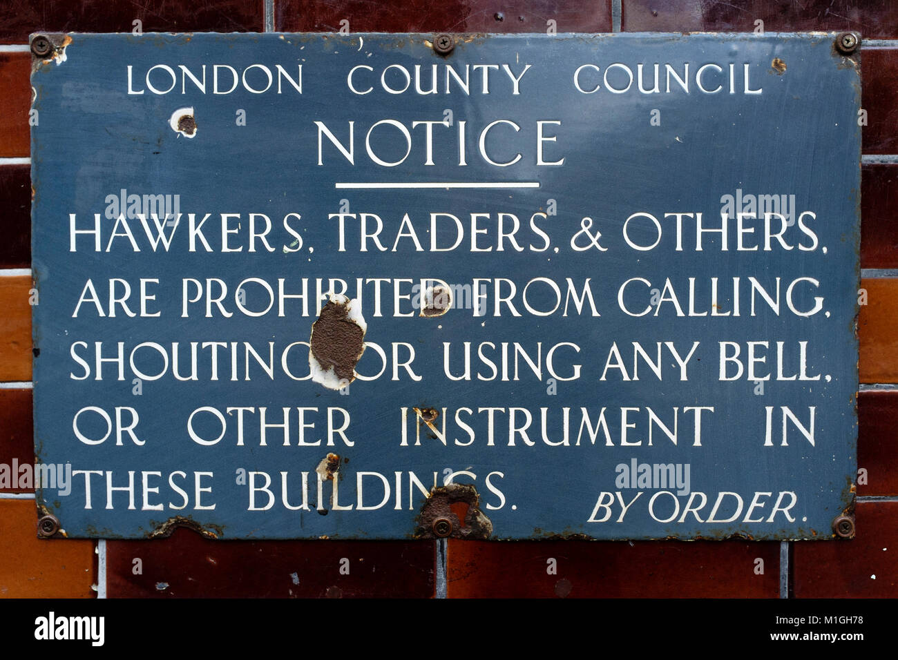 Un vecchio London County Council avviso sul muro, London SE1 Foto Stock