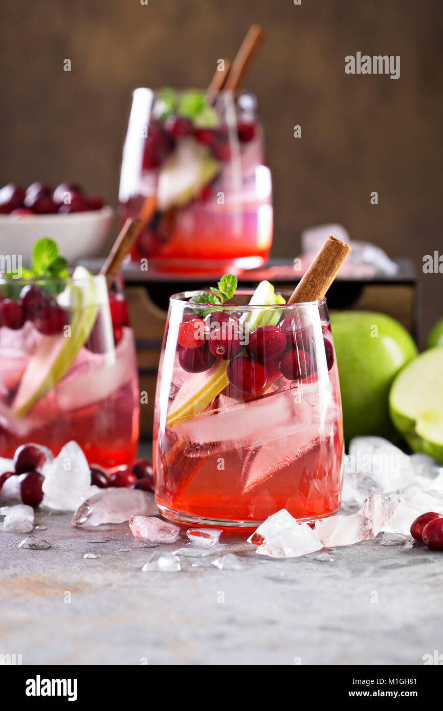 Cold Winter cocktail con mirtilli freschi e mela verde Foto Stock