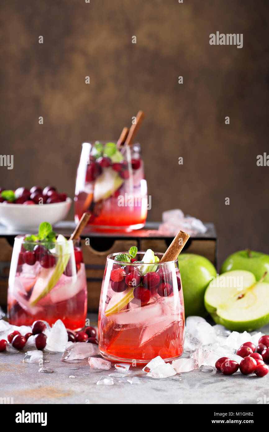 Cold Winter cocktail con mirtilli freschi e mela verde Foto Stock