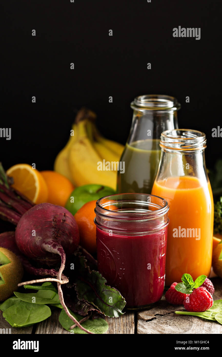Succhi freschi di verdura e di frutta con bietole, bacche, arancio e verde Foto Stock