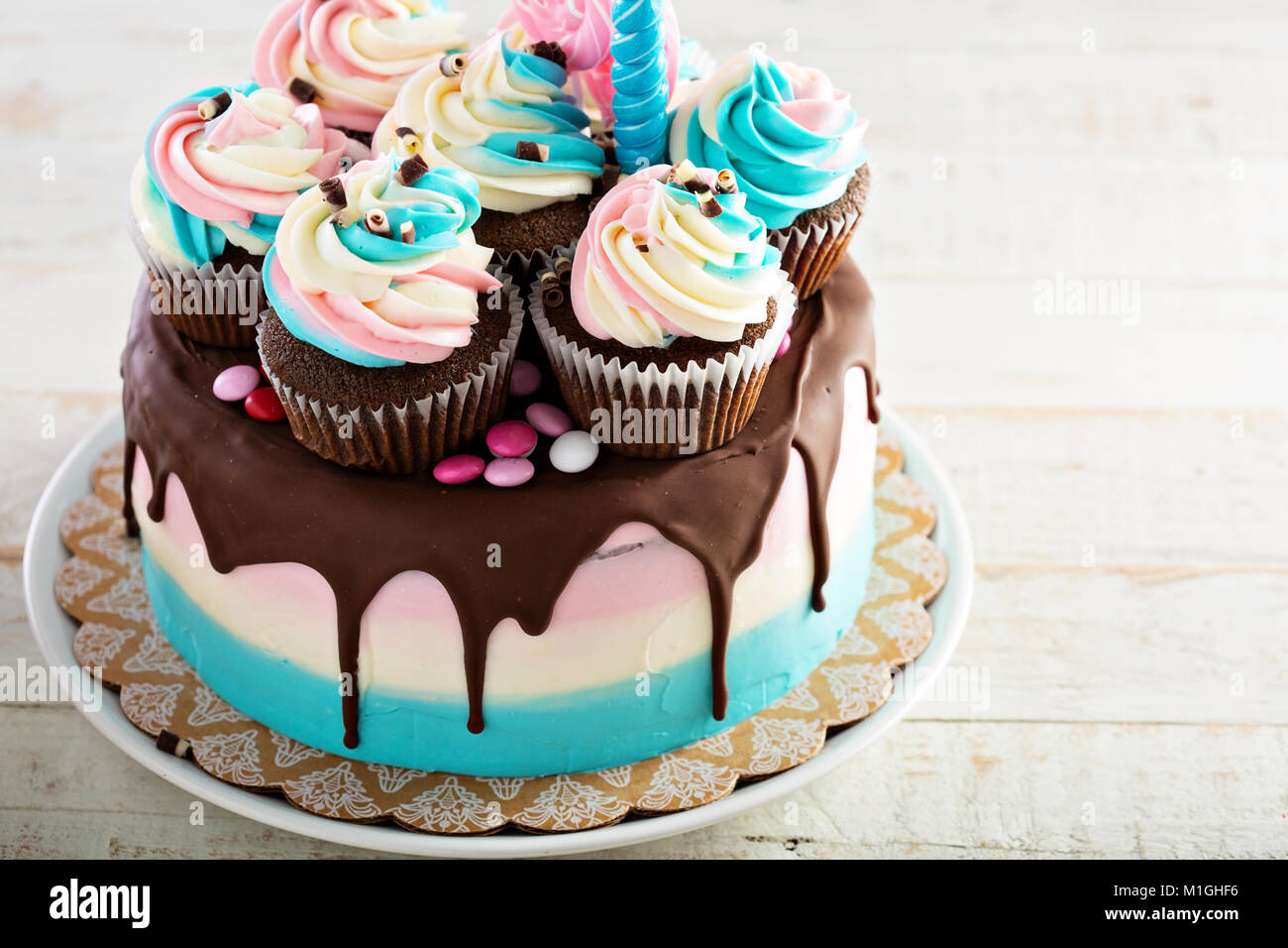 Golosa torta e decorazioni per il baby shower party sul tavolo vicino a  parete di colore Foto stock - Alamy