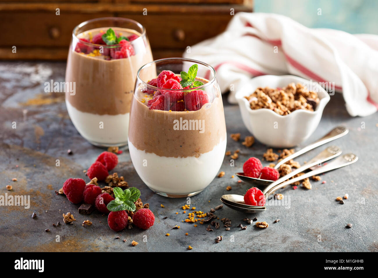 Un sano cioccolato e yogurt dessert a strati con lampone Foto Stock