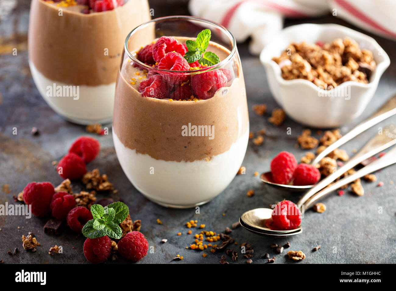 Un sano cioccolato e yogurt dessert a strati con lampone Foto Stock