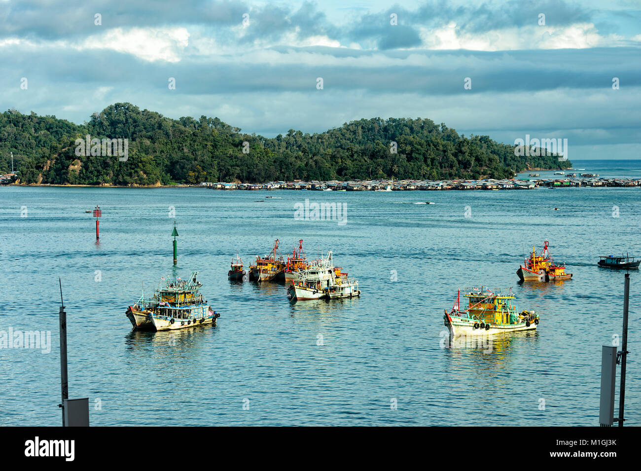 Vista da Kota Kinabalu waterfront con un tradizionale villaggio di acqua in background, Sabah Borneo, Malaysia Foto Stock