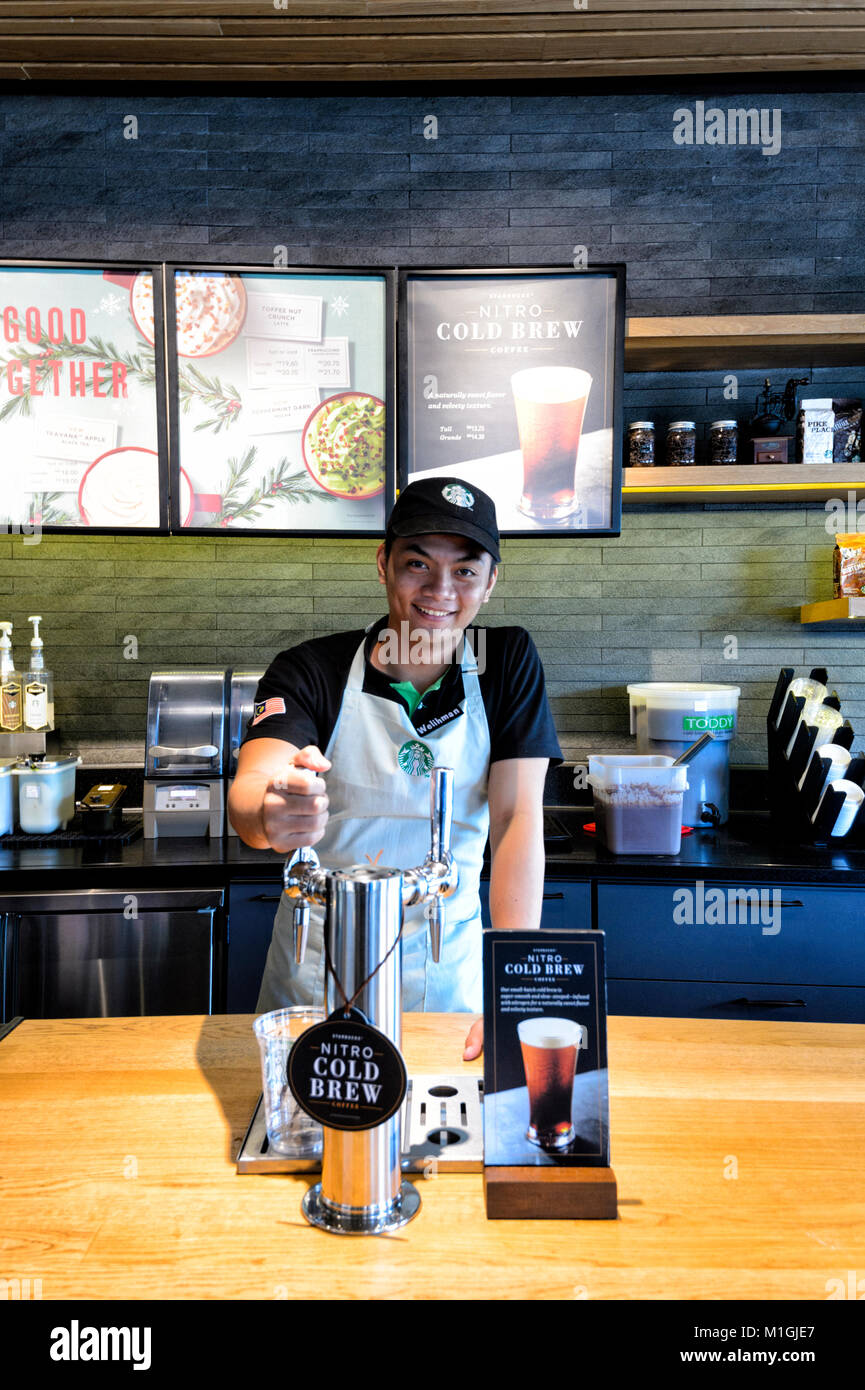 Barista di Starbucks che serve un Nitro Cold Brew Coffee, Kota Kinabalu, Sabah Borneo, Malaysia Foto Stock