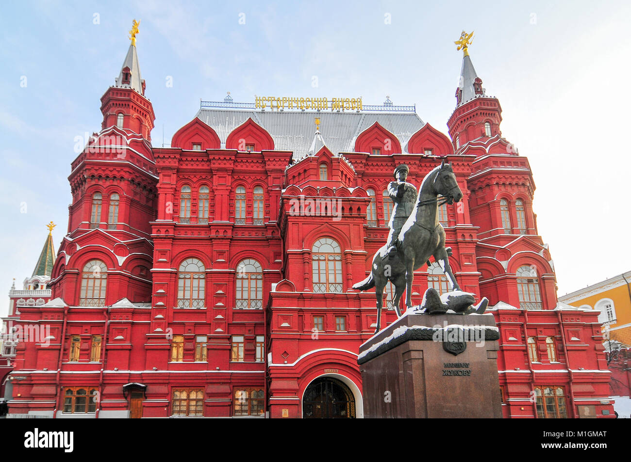 Museo storico statale (in russo) e il monumento al generale Zhukov (iscrizione russo a Mosca, Russia Foto Stock