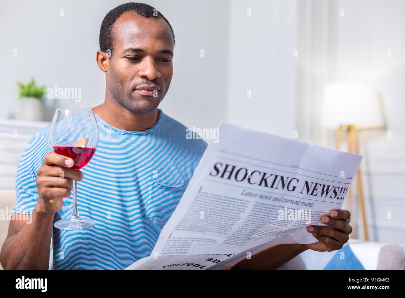 Nizza uomo bello rilassarsi a casa Foto Stock
