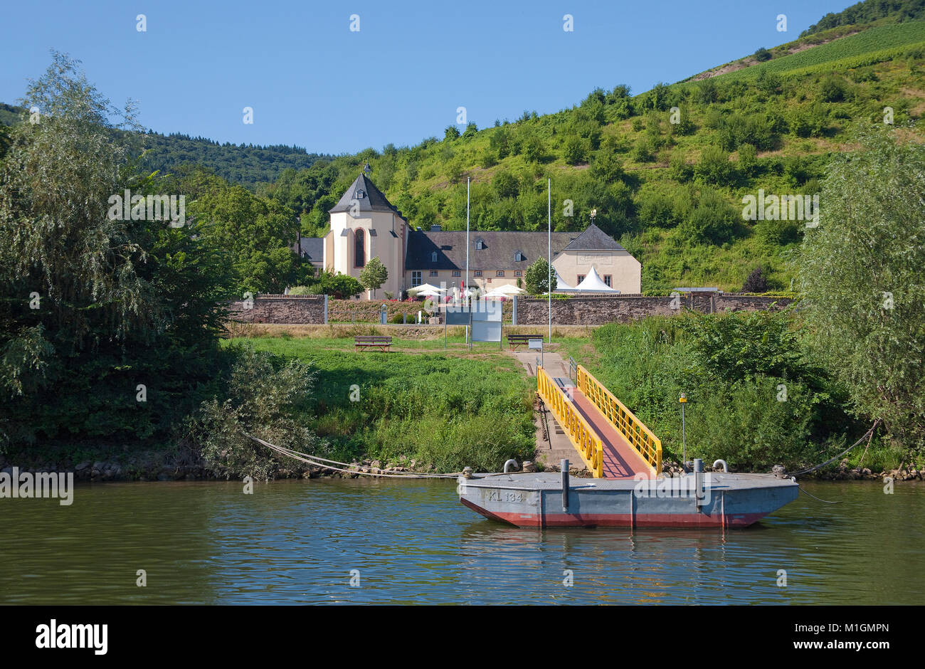 Pontile con gangplank per escursione delle navi nel monastero Machern, Bernkastel-Wehlen, Mosella, Renania-Palatinato, Germania, Europa Foto Stock