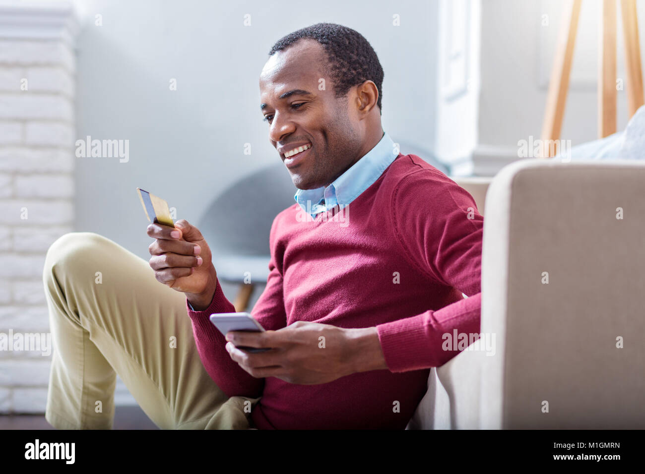 Nizza uomo positivo usando il banking online Foto Stock