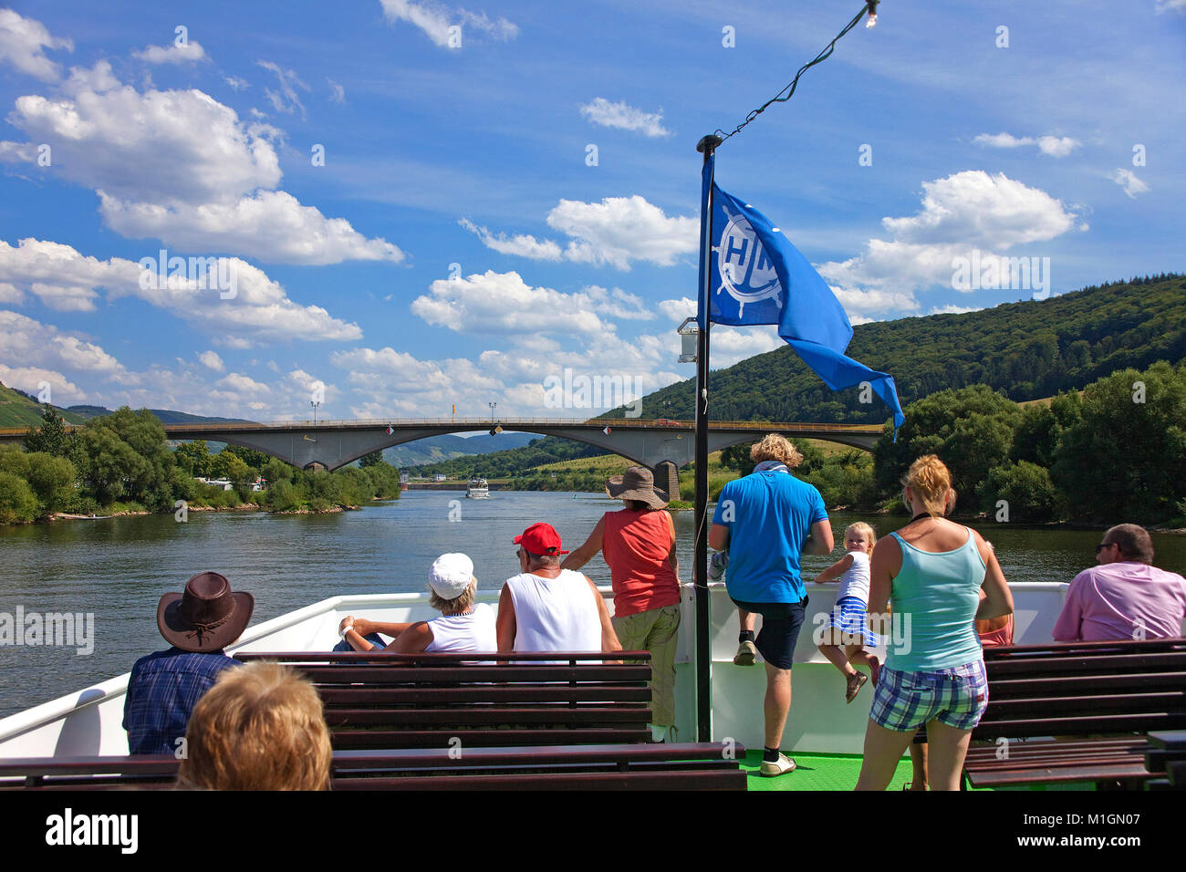 I turisti in escursione in barca, gita in barca sul fiume Moselle, Zeltingen-Rachtig, Mosella, Renania-Palatinato, Germania, Europa Foto Stock